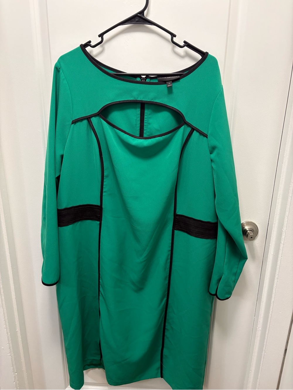 Lane Bryant Emerald Green Long-Sleeve Cut-Out Shift Dress w/ Black Trim. EUC 22.